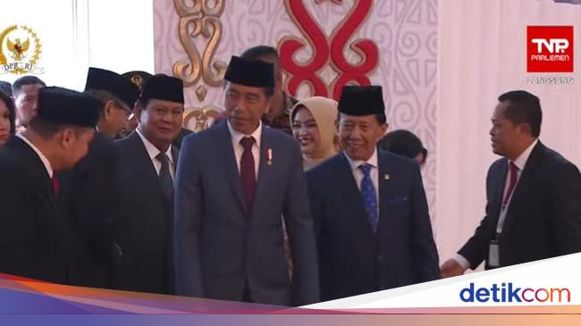 Jokowi Didampingi Prabowo Tiba di Gedung Parlemen Jelang Pelantikan DPR