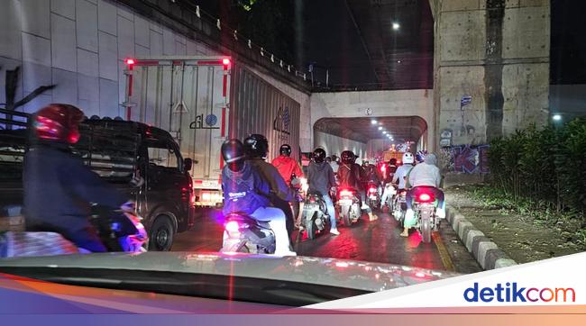 Genangan di Underpass Sholis Bogor Belum Surut, Lalin Macet Malam Ini