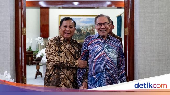 Anwar Ibrahim Langsung Temui Prabowo Usai Mendarat di RI: Sahabat Sejati Saya