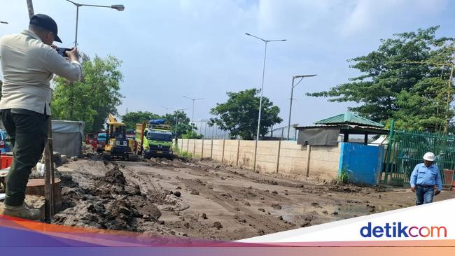 Jalanan Dekat JIS Berdebu, Truk-truk yang Lewat Diminta ‘Mandi’ Dulu