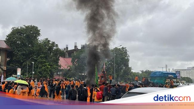 Mahasiswa UNM Demo Tolak Efisiensi Anggaran, Lalin AP Pettarani Makassar Macet