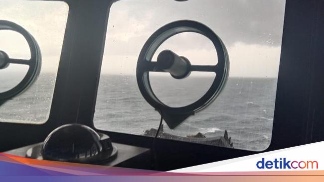 Kapal Tongkang Hanyut di Perairan Tanjung Priok, 1 Orang Hilang