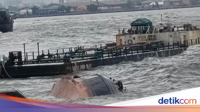 Penampakan Tongkang Hanyut gegara Cuaca Ekstrem, Posisi Tugboat Terbalik