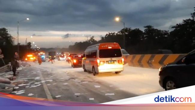 Kronologi Truk Vs Truk di Tol Cipularang, Diduga Rem Blong