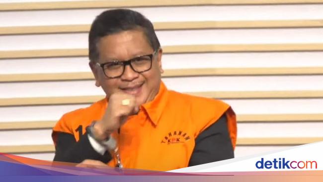 Hasto Ditampilkan Saat Jumpa Pers KPK, Pamer Kepalan Tangan Terborgol