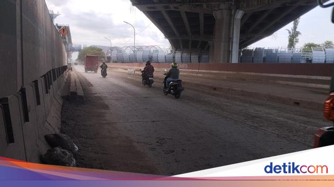 Keluhan Warga Dekat JIS Gara-gara Jalan Diselimuti Debu Beterbangan