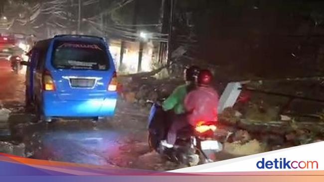 Kawasan Puncak Bogor Diterjang Banjir hingga Longsor Akibat Hujan Deras