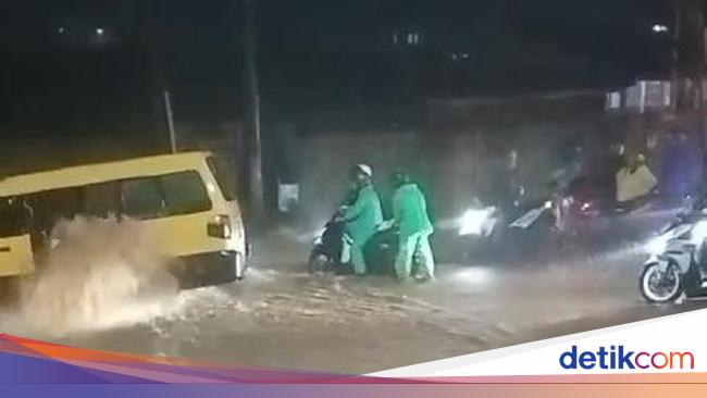 Satu Orang Dilaporkan Hilang Terseret Arus Banjir di Cisarua Bogor