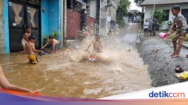 Saat Banjir Jakarta Selalu Jadi ‘Wahana’ Bocah Main Air