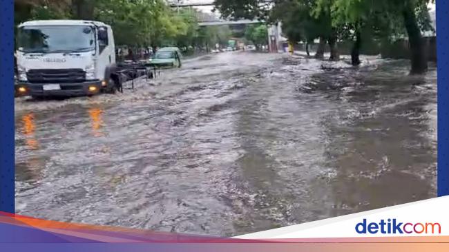 Banjir Rendam Sejumlah Jalan di Jakbar, Ketinggian Air 40 Cm