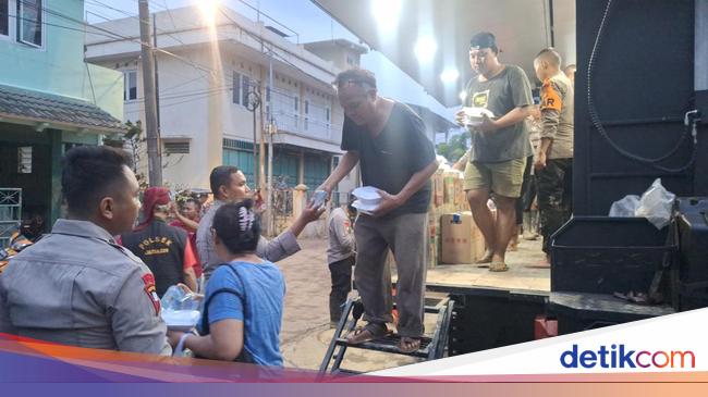 Polri Dirikan Dapur Lapangan 24 Jam untuk Korban Banjir PGP Bekasi