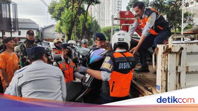 Bandel! 12 Motor Kena Angkut Dishub Usai Parkir di Trotoar Senopati