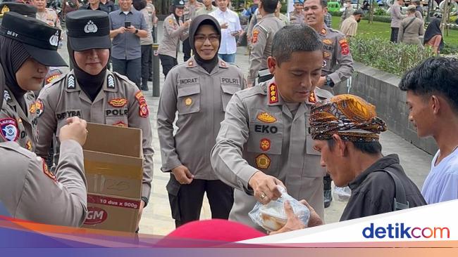 Momen Kapolresta Bogor Bagi-bagi Takjil ke Warga, Hasil Program Celengan Ramadan