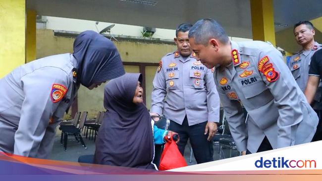 Momen Haru Kapolresta Bogor Minta Mobil Patroli Antar Nenek yang Tak Kuat Jalan