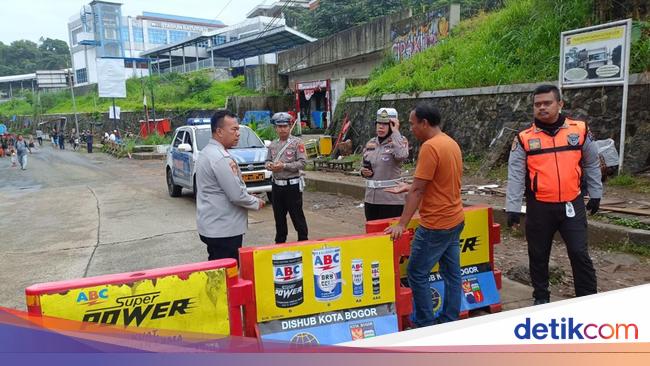 Longsor Tutup Akses ke Stasiun Batutulis, Polresta Bogor Rekayasa Arus Lalin