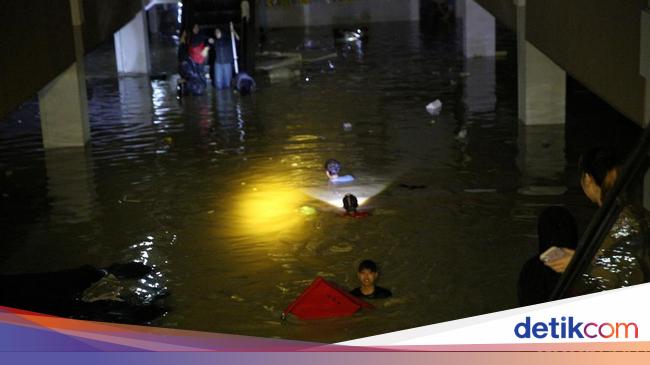 Serbuan Banjir Masuk Mega Bekasi Hypermall Sampai Pengunjung Berlarian