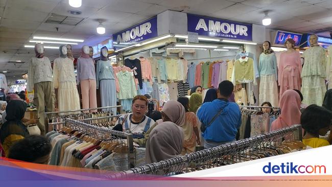 Pedagang Tanah Abang Menunggu Gebrakan Pembeli Jelang Lebaran