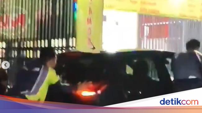 Ruas Jalan di Pondok Aren Tangsel Tergenang, Mobil Mogok