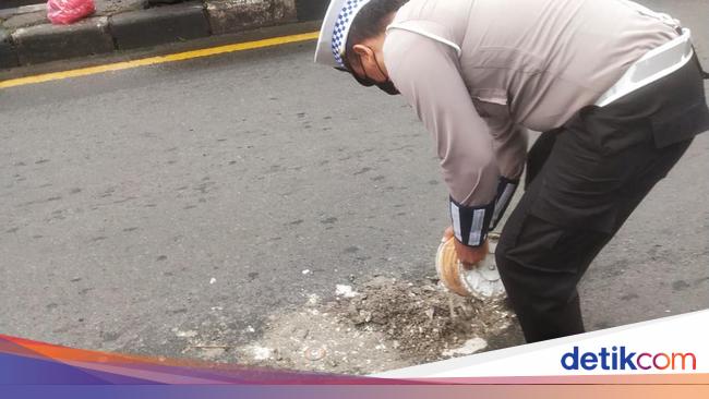 Jalan Berlubang di Ciputat Bikin Pemotor Celaka, Diperbaiki Sore Ini