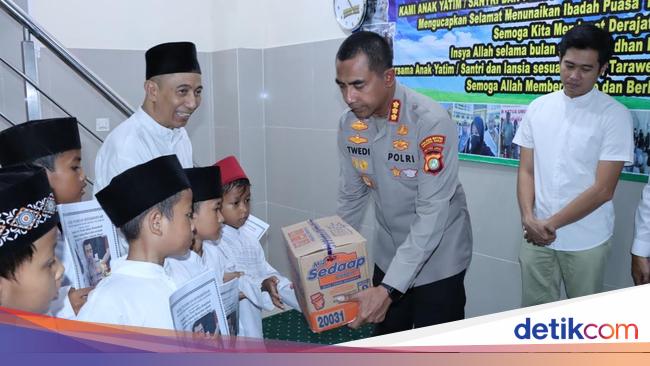 Bakti Sosial Ramadan, Polres Jakbar Salurkan Bantuan untuk Anak Yatim