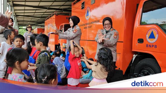 Polwan Polda Metro Turun Pulihkan Trauma Anak-anak Korban Banjir PGP Bekasi