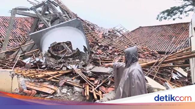 Rumah hingga Masjid di Purwakarta Hancur Imbas Tanah Bergerak