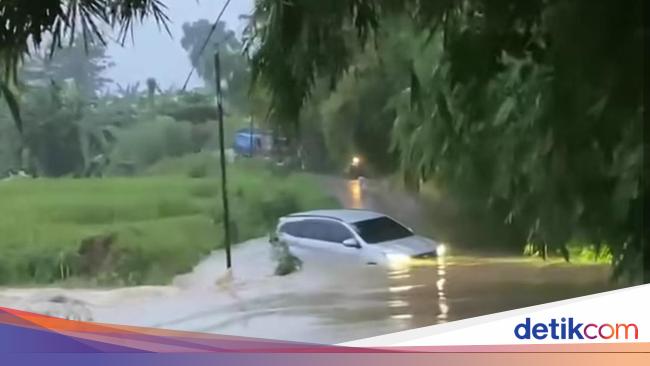 Viral Mobil di Bekasi Hanyut ‘Ditelan’ Arus Usai Nekat Terobos Banjir