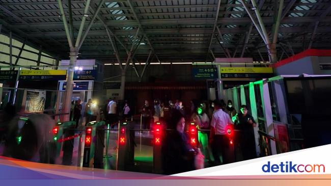 Stasiun Bekasi Masih Mati Listrik Akibat Banjir, Suasana Gelap Gulita