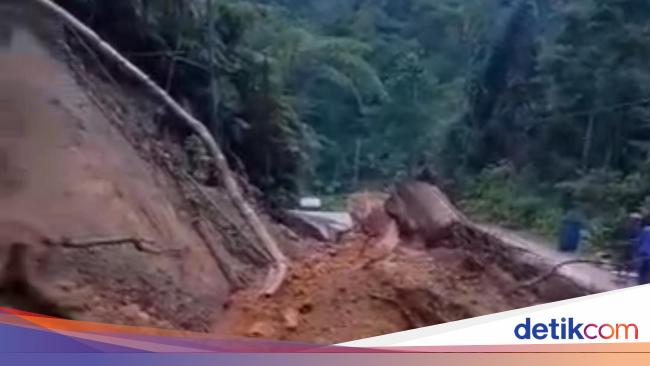 Alat Berat Diterjunkan ke Lokasi Longsor Akses Wisata Negeri di Atas Awan Lebak