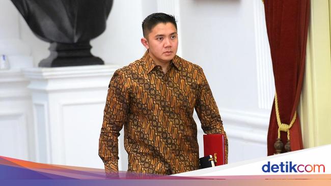 Pangkat Setingkat Lebih Tinggi bagi Seskab Teddy