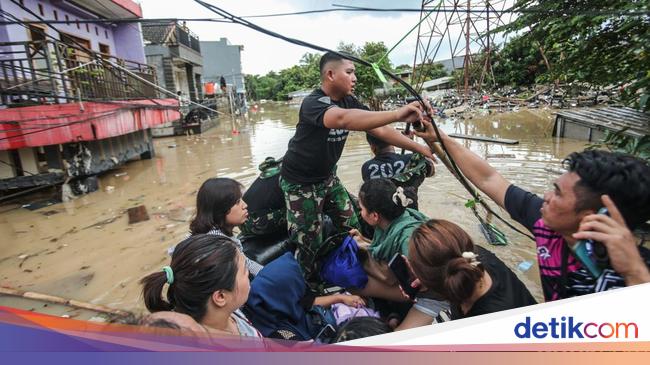 Banjir Bekasi, Ada Warga Ogah Ngungsi karena Berharap Air Segera Surut