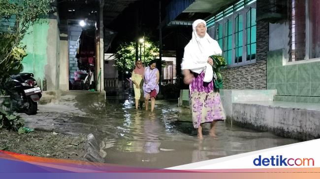 Jalan Terendam Banjir Tak Surutkan Warga Bojonegoro ke Masjid Salat Tarawih