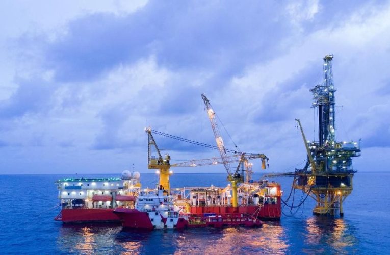 Harga minyak turun di tengah perang dagang dan permintaan