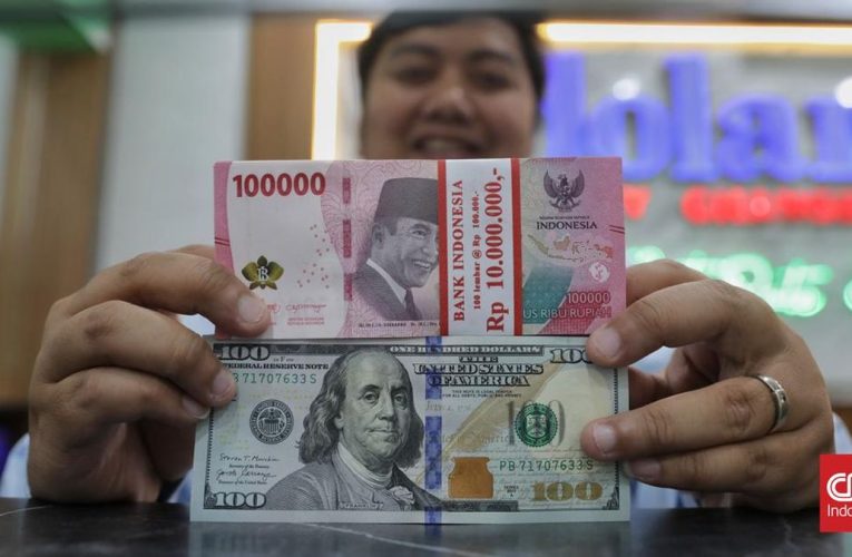 Sejumlah Bank Mulai Jual Dolar Rp17 Ribu