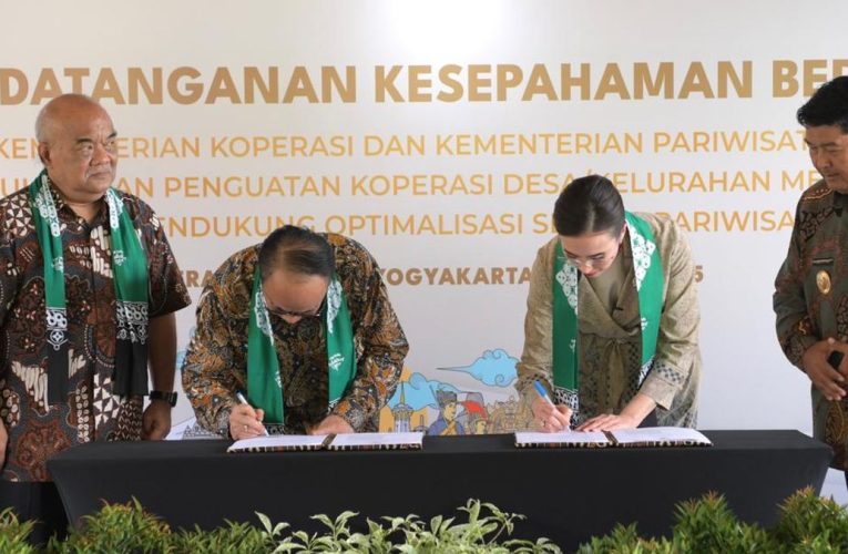 Kemenkop-Kemenpar Teken MoU Penguatan Pariwisata Lewat Koperasi