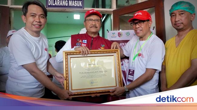 Kemensos Fasilitasi 1.300 Lansia Operasi Katarak Gratis di Hari Lansia