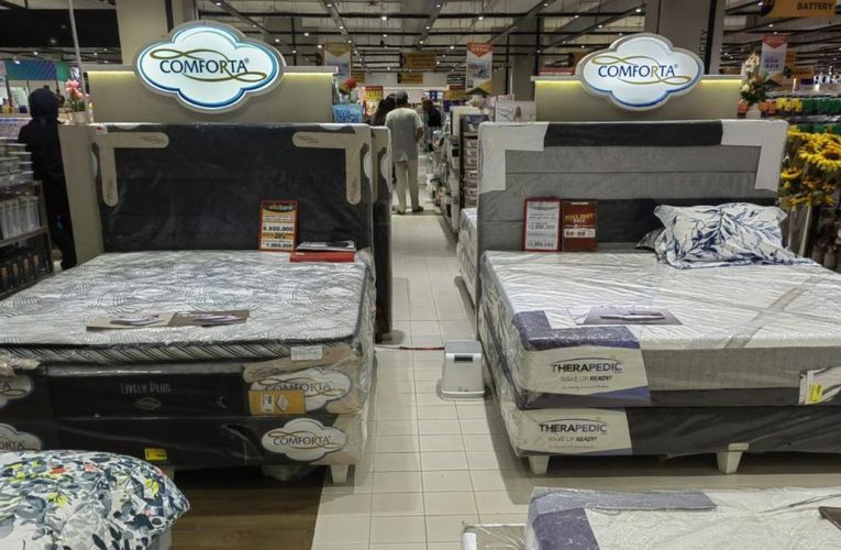 Pengunjung Tergiur Promo Kasur di Transmart Full Day Sale