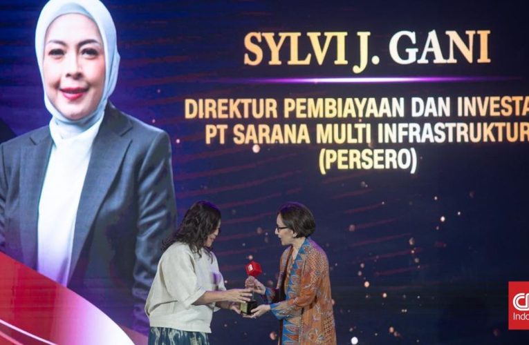 Direktur PT SMI Sylvi Gani Raih Penghargaan atas Pembiayaan Strategis