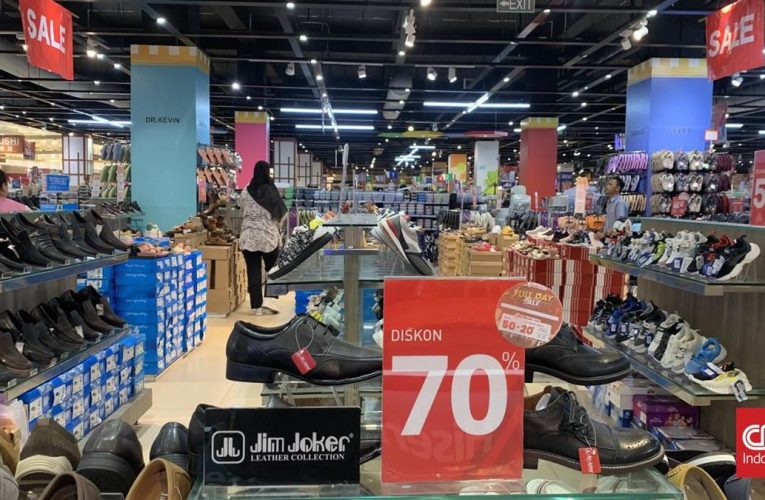 Aneka Sepatu dan Sandal Diskon hingga 70% di Transmart Full Day Sale