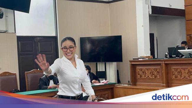 Disebarkan, ditegur oleh hakim untuk memprotes tuduhan tersebut