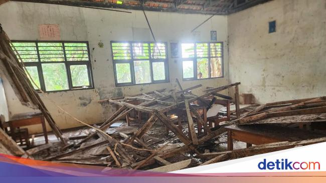 Kelas Atap Sdn 3 Cikayas Pandeglang Ambruk karena cuaca ekstrem