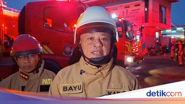 Damkar Ungkap Kendala Padamkan Kebakaran di Kapuk Muara Jakut