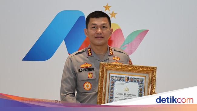 Kapolres Soetta Terima Penghargaan dari Kapolri atas Pelayanan Prima