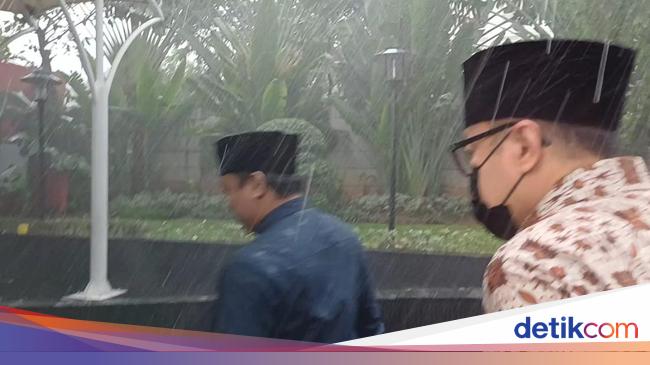 Eks Pejabat Pajak Tersangka KPK Terobos Hujan Deras Usai Diperiksa