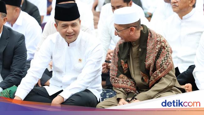 Salat Idul Adha di Palolo, Mentrans Serahkan 2 Sapi Kurban dari Prabowo
