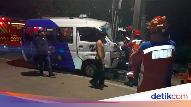 Angkot Ringsek Tabrak Tiang Listrik di Sunter Jakut, Sopir Dibawa ke RS
