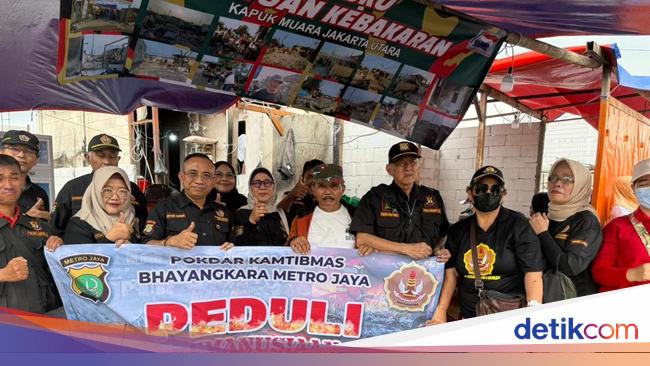 Pokdarkamtibmas Bhayangkara Turun Beri Bantuan ke Korban Kebakaran Jakut