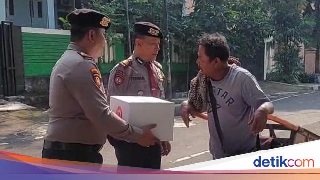 Polda Metro Berbagi Sembako ke Pemulung-Tunawisma Sambut HUT Bhayangkara
