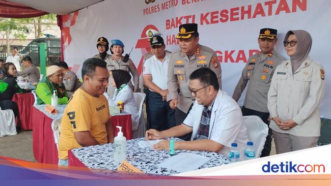 Polrestro Bekasi Kota Bagikan Paket Sembako ke Ratusan Ojol