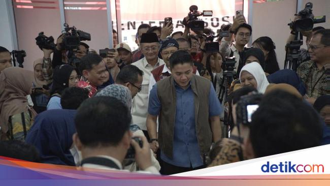 Momen Seskab-Mensos Dialog dengan Orang Tua Calon Siswa Sekolah Rakyat
